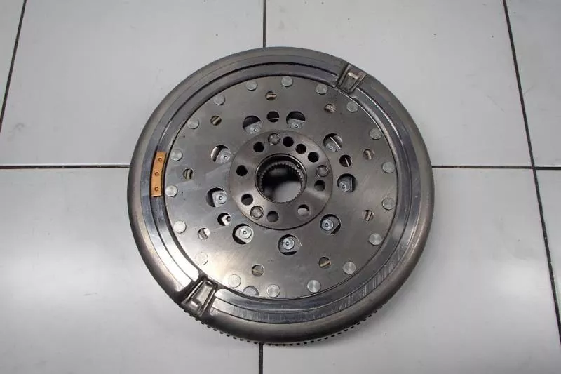 Маховик двигателя BS267970